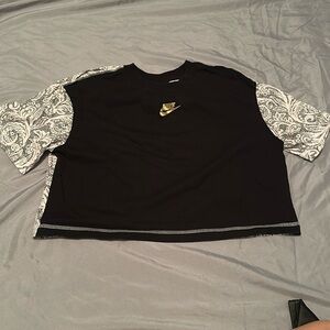 nike cropped t shirt